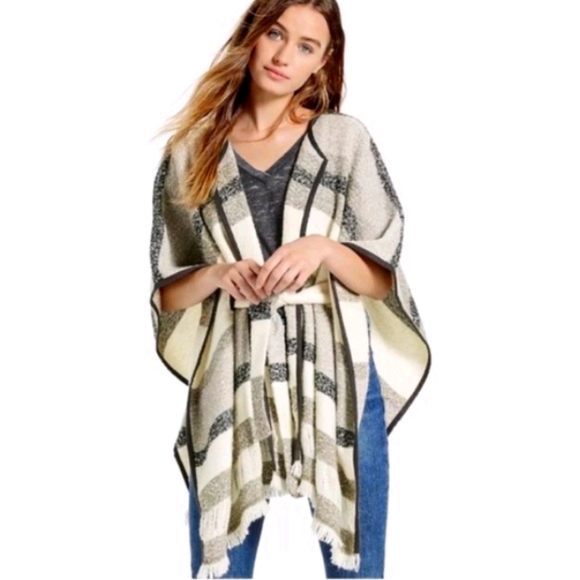 Lucky Brand Tops - RARE Lucky Brand Cozy Boucle’ Lambswool Belted Poncho